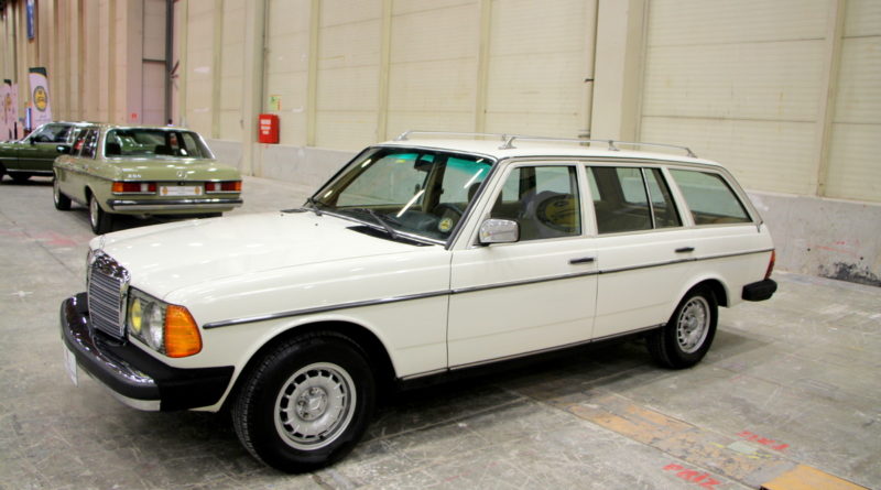 SATILDI. 1984 S123 Mercedes-Benz SW 200T